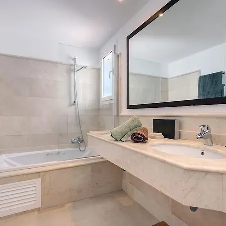 Modern 2-bedroom Flat Next To The Sea Apartament *